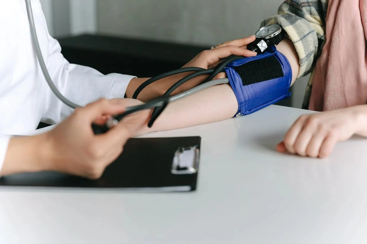 Persona midiéndose la presión arterial en casa